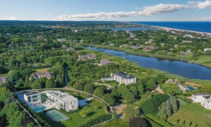 Bridgehampton House | Newly developed contemporary home situated on 1.5 acres.