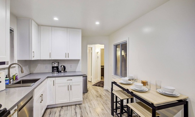 Downtown Cottage | NEWLY FURNISHED! RECENTLY RENOVATED! CUTE SPACE! CLOSE TO SFO!