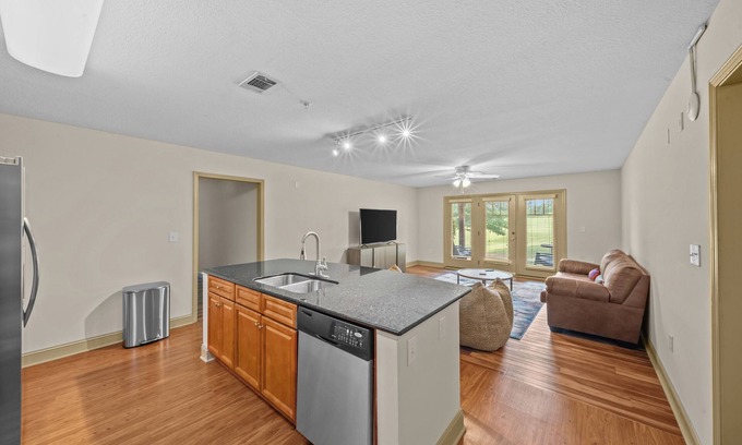Seneca Condo | NEWLY FURNISHED 4BR/4BA condo 8 mins from Memorial Stadium 15 mins from Clemson!