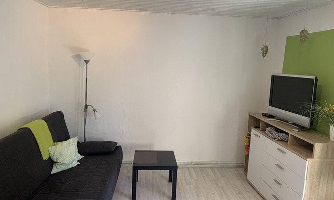 Colnrade Apartment | Newly furnished apartment * stars to DTV