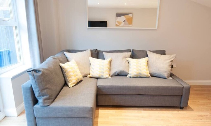 Derby House | Newly Furnished Aztec House (6 separate beds)