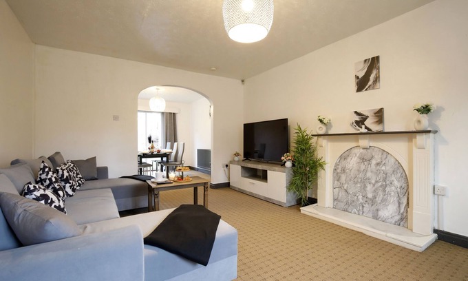 Didsbury House | Newly-furnished, Detached 4 bedroom Didsbury home