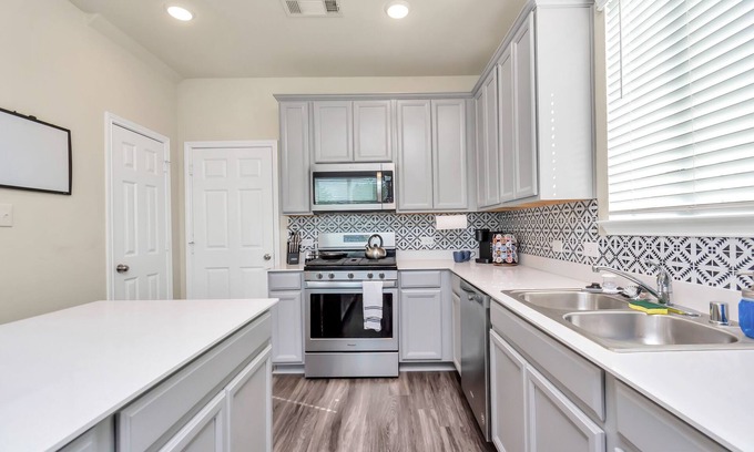 Hockley House | Newly Furnished - Family & Pet Friendly-Zube Park