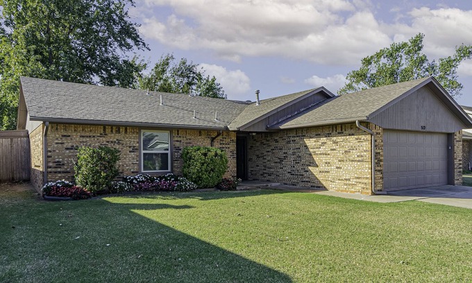 South Oklahoma City House | NEWLY FURNISHED LUXURY RETREAT AT OKC/MOORE/NORMAN BORDER!