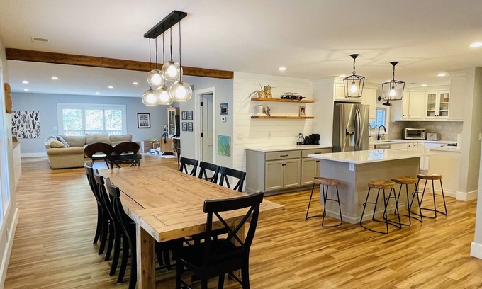 Mayfield House | * Newly Listed Lake House! Sleeps up to 12. Large sandy beach & swim area *