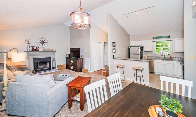 Ashley Oaks House | Newly Listed Peaceful Urban Retreat - Close to Downtown, Shopping, Restaurants and UT
