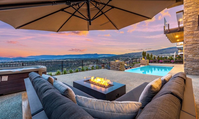 Southwest Mission House | Newly Modern House w/urban landscape of Kelowna!！