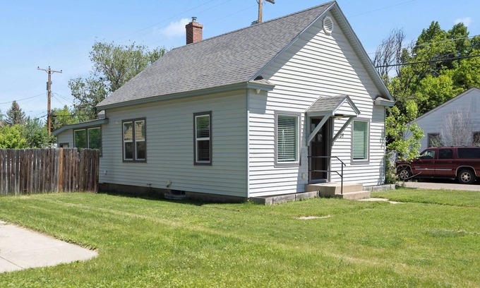 Sheridan House | Newly Re-Finished 2 bed, 1 bath close to downtown