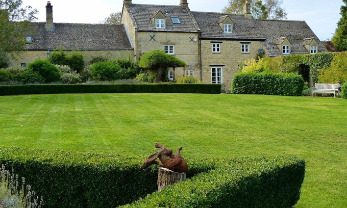 Burford House | NEWLY REDECORATED GORGEOUS GRADE II LISTED WITH DESIGNER CUSTOM FURNISHINGS