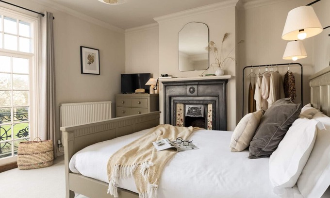 Hurstpierpoint House | Newly refurbished en-suite triple room village location