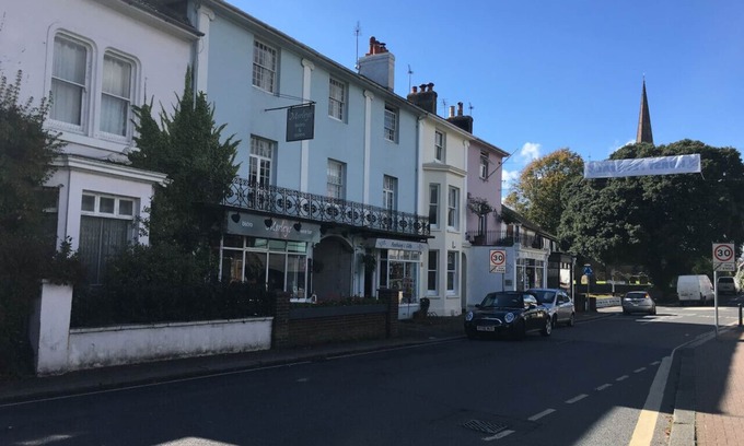 Hurstpierpoint House | Newly refurbished ensuite double room village location