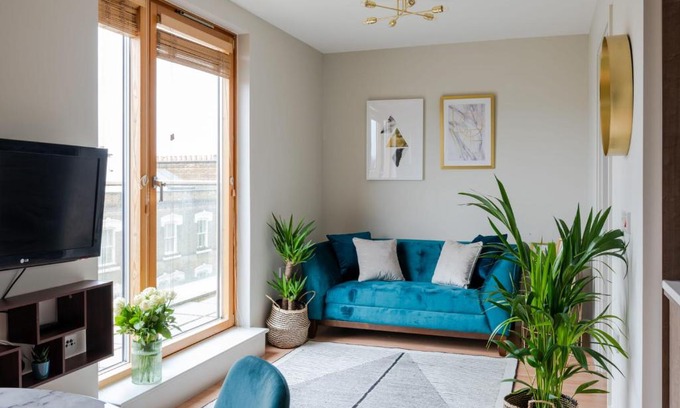 Walworth Apartment | Newly refurbished 1 bed w balcony, Elephant Castle and Kennington, by GuestReady