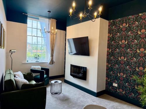 Gloucester Apartment | Newly refurbished, 2BD, 1Bath, Free Parking, Central