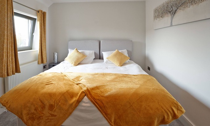 Slough House | Newly Refurbished 4 Double Bed House with Parking