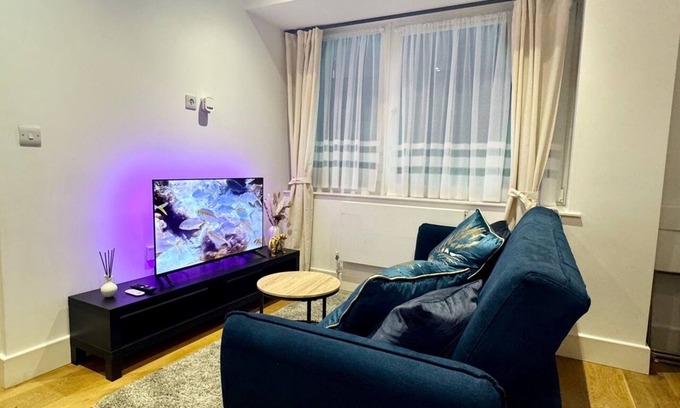 Fairfield Apartment | Newly Refurbished Luxurious Modern Apartment in Central Croydon