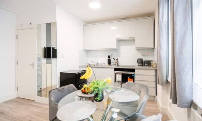 College Park and Old Oak Apartment | Newly refurbished Studio in Kensal green
