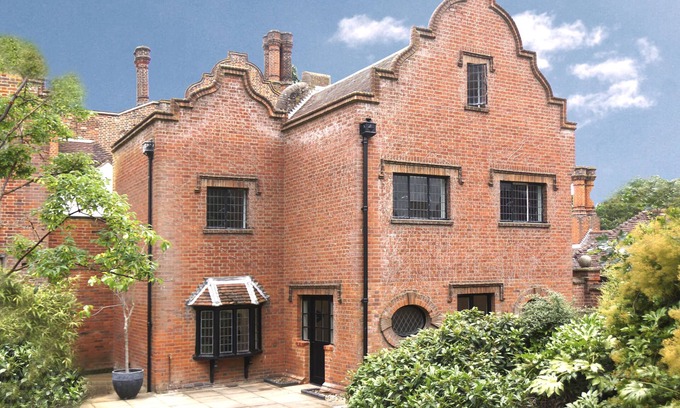 Colchester House | Newly Refurbished Three Bedroom House on an English Country Estate