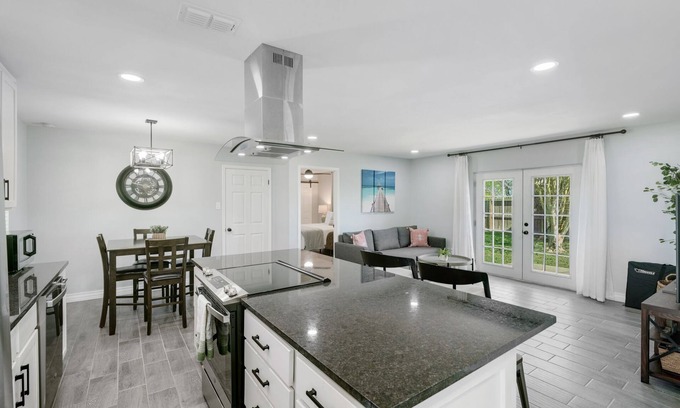 South Side House | Newly REMDL Family friendly King bed 3BR w/4Smart TV.
