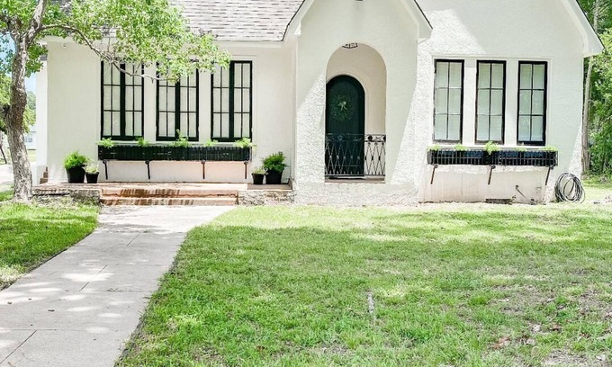 East Natchitoches House | Newly remodeled 1930's cottage! Close to everything in the heart of Natchitoches