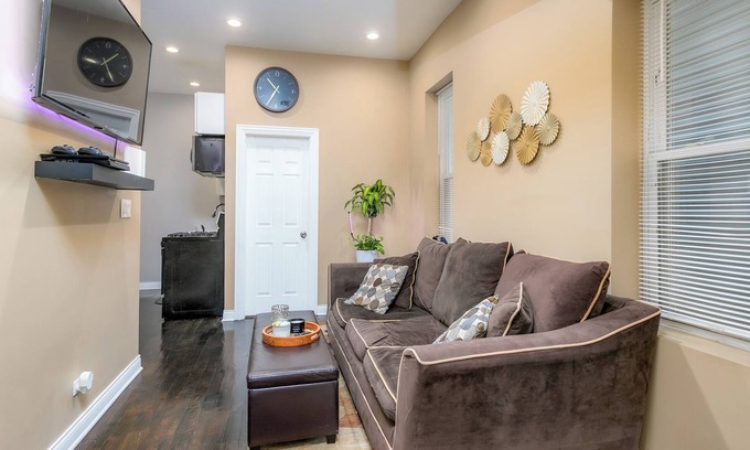Ducktown Apartment | NEWLY REMODELED 2 bedroom, 10 min to downtown! McKinley park!