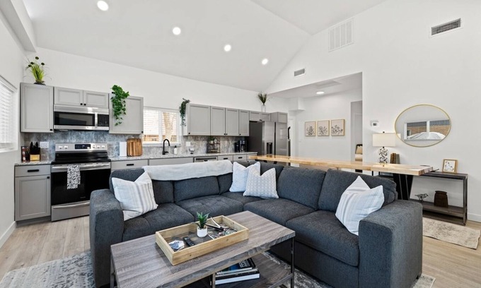 Veterans Park House | Newly Remodeled- 2 Bedroom- Large Yard