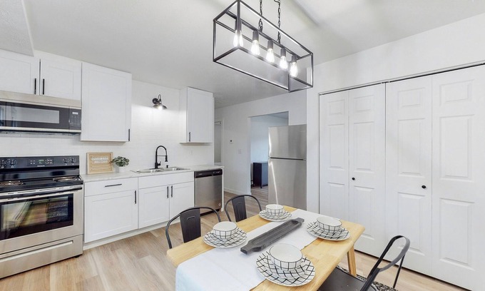 North Canton Apartment | Newly Remodeled 2 BR Apartment in Green Near CAK