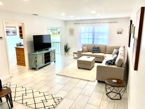 Central Naples Apartment | Newly remodeled 2br, 2ba condo in Naples Bath and Tennis