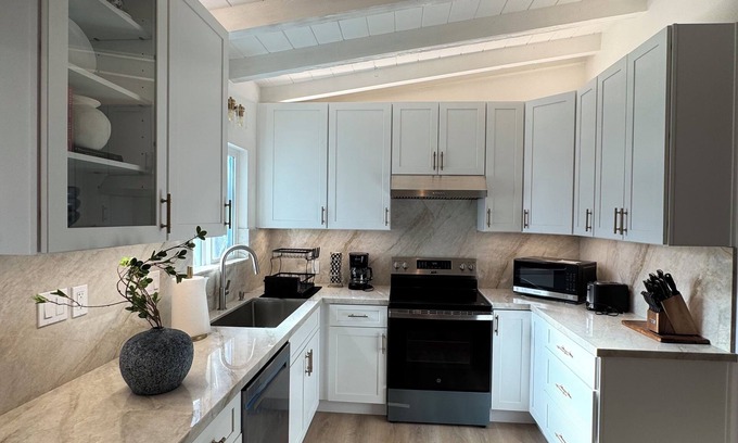 West Ridge House | Newly remodeled 3-bedroom house- guest favorite