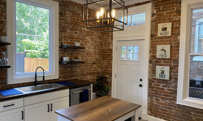 St. Louis House | Newly Remodeled 3 Bedroom - Off Street Parking