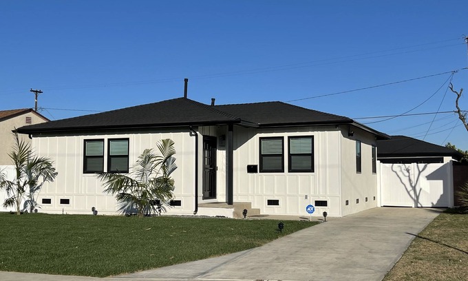 West Carson House | Newly Remodeled 3 Beds 2 Baths with Chef Kitchen