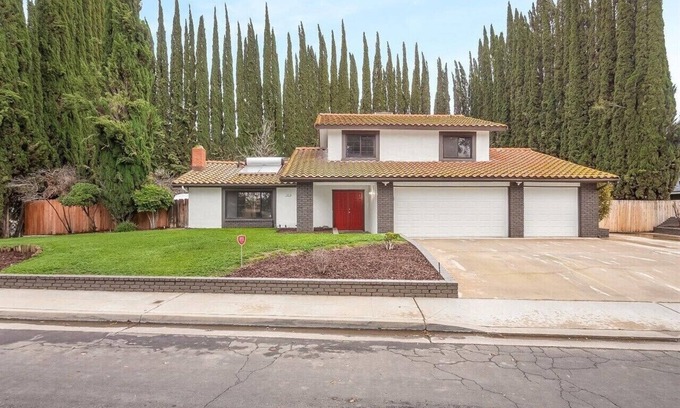 Clovis House | Newly remodeled 4 bed 3 bathroom home near Yosemite & Kings Canyon national park