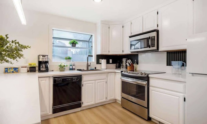 Renton House | Newly Remodeled 4b2b Designer Home – Luxury Stay!