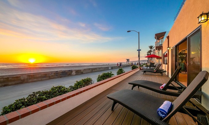 Mission Beach House | Newly Remodeled! 6BD Right on the Ocean Front Walk w/Beautiful Massive Rooftop Deck & Hot Tub, Steps away from the Sand!