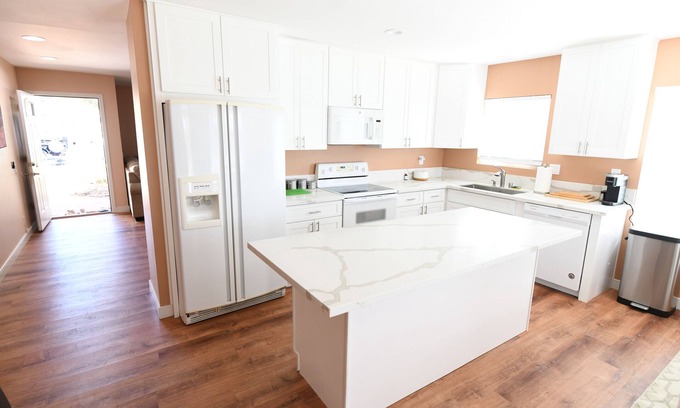 East Grove House | Newly remodeled 7bedroom 3bathroom house