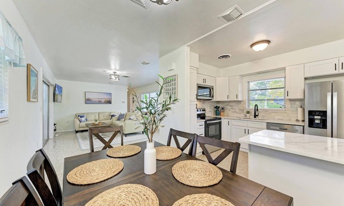 Laurel House | Newly Remodeled Beach Home, only1 mile to Nokomis Beach!