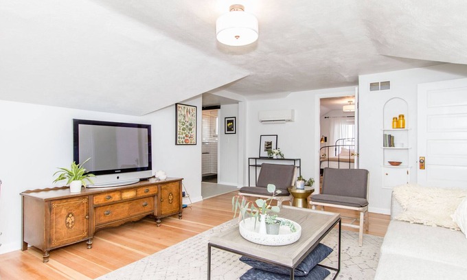 North End Apartment | Newly Remodeled Bungalow One Bedroom One Bath