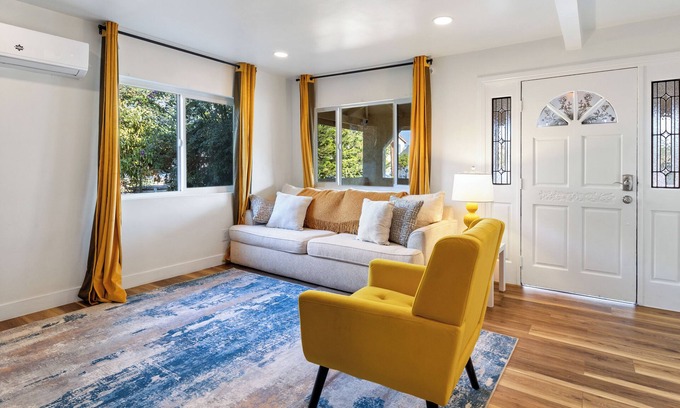 Placentia House | Newly Remodeled Chic 2BR Home -Wifi, Smart TV, Kitchen & Parking near Disneyland