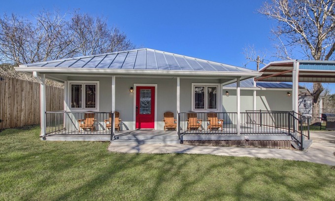New Braunfels House | Newly remodeled house, fire pit and river access across the street!