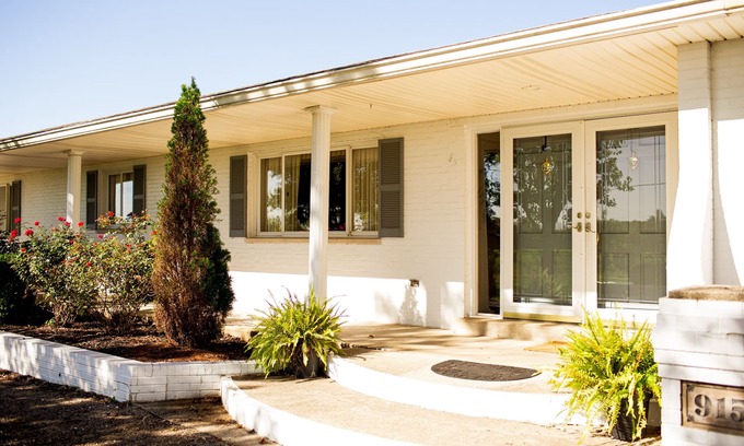 Williamstown House | Newly remodeled! Holland Farms is located in the Golden Triangle of Northern KY!