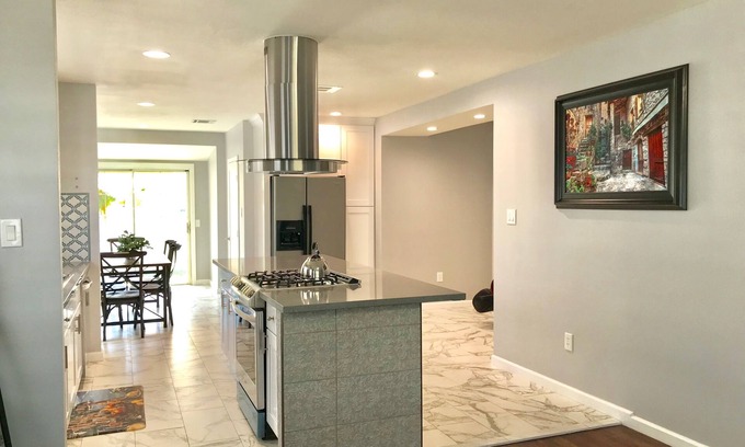 Southwest Anaheim House | Newly Remodeled home in Anaheim, 8 Minutes to Disneyland & Anaheim Convention!