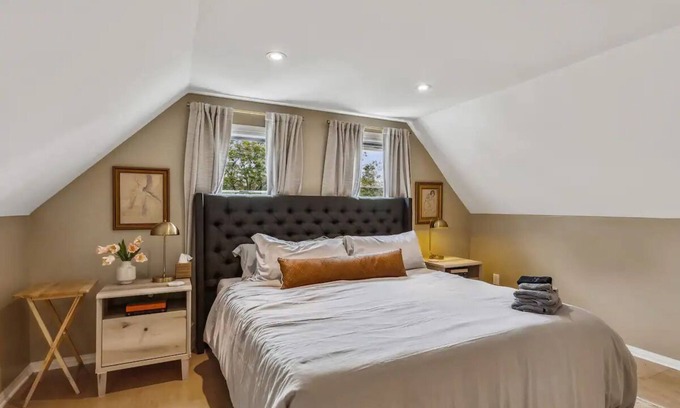 Lakewood House | Newly remodeled home. Sleeps 12. Pets welcome