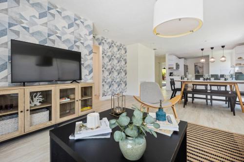 Royal Poinciana House | Newly Remodeled House in Miami - 3BR House with Private Yard - 5 Min ride to Hollywood Beach