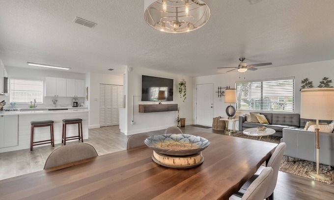 Edgewater House | Newly remodeled house just steps away from the FL Intracoastal with boat parking