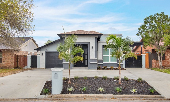 Brownsville House | Newly Remodeled Modern Great Location 4BR 7 Beds Close to Many Attractions