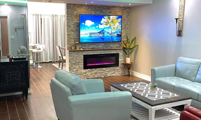Palm Harbor House | Newly remodeled modern townhouse -15 minutes from Honeymoon Island.