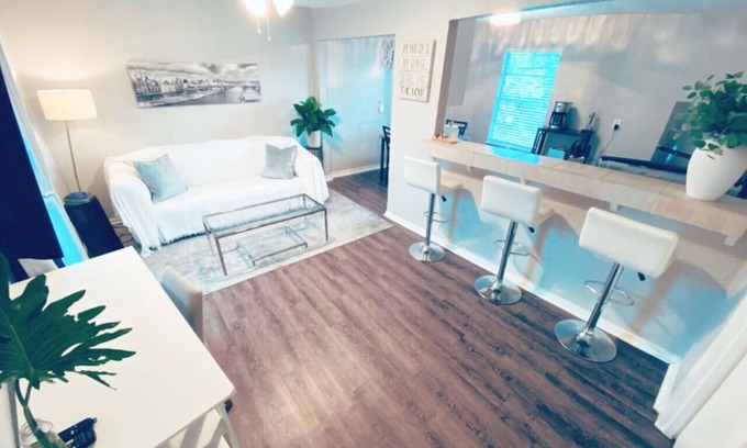 Northside Apartment | Newly Remodeled Oasis | Fast WiFi + Vit C Shower