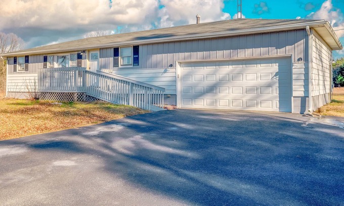 Thayer House | Newly Remodeled on 3 Acres, across from Golf Course!