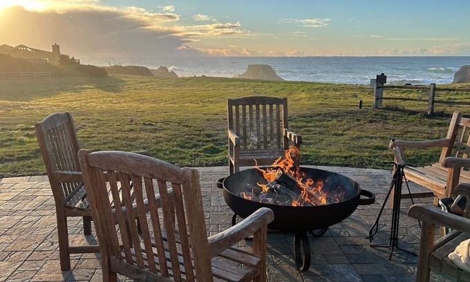 Caspar House | NEWLY REMODELED! Pebble Palace! ★OCEANFRONT★ HOT TUB ★ WOW VIEWS★