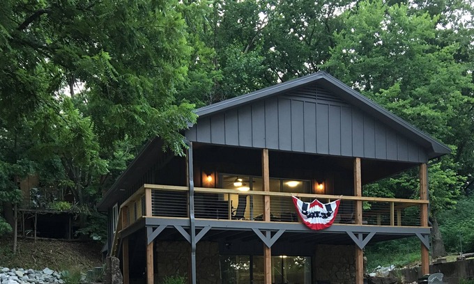 Grove House | Newly Remodeled, Private Boat Dock, 100 MBS Fiber, Lakeside, Boat Ramp, Quiet.