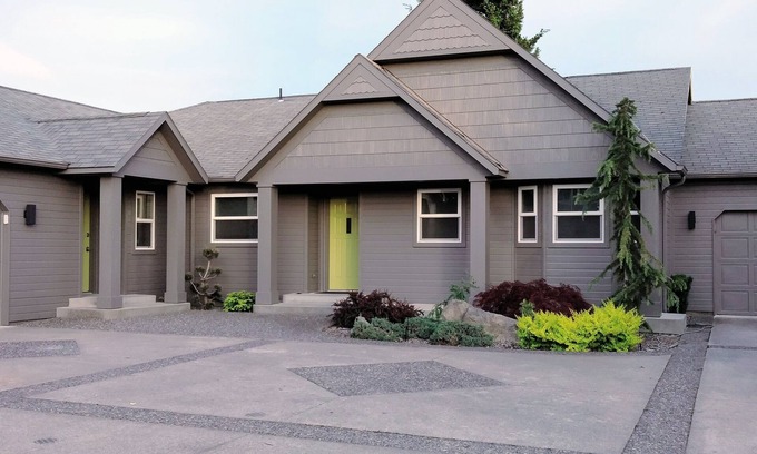Walla Walla House | Newly remodeled, sleeps 6, with private backyard! Close to Walla Walla, WA
